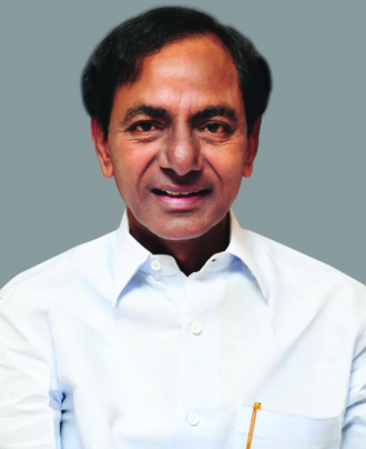 హైదరాబాద్‌, ప్రజాతంత్ర, డిసెంబర్‌ 24 : పాపులను సైతం క్షమించిన క్రీస్తు.. మానవాళికి ఆదర్శనీయుడని మాజీ సీఎం, బిఆర్‌ఎస్‌ అధినేత కెసిఆర్‌ అన్నారు. విద్వేషాన్నివీడి వివేకంతో జీవించాలనేదే క్రీస్తు బోధన సారాంశమని, పదేండ్ల బిఆర్‌ఎస్‌ పాలనలో క్రిస్టియన్‌ మైనార్టీలకు పలు అభివృద్ధి సంక్షేమ కార్యక్రమాలను అమలు చేశామని తెలిపారు. క్రీస్తు పుట్టినరోజు పురస్కరించుకుని ఆయన రాష్ట్ర ప్రజలకు క్రిస్మస్‌ పండుగ శుభాకాంక్షలు తెలియజేశారు. క్రీస్తు బోధనలు, కార్యాచరణ ప్రపంచ మానవాళిని ఎంతగానో ప్రభావితం చేశాయని అన్నారు. ఏ నేరం చేయని తనను శిలువకెక్కిస్తున్న పాషాణ హృదయులను కూడా క్షమించమని ప్రభువును వేడుకున్న మహా త్యాగశీలి, అహింసావాది యేసు క్రీస్తు అని కేసీఆర్‌ కొనియాడారు. పాపులను సైతం క్షమించే ఓర్పు, సహనం, దార్శనికత మానవ సమాజానికి క్రీస్తు చూపిన అత్యద్భుతమైన శాంతి మార్గమన్నారు. విశ్వశాంతిని కాంక్షించే పరోపకారులైన ప్రతి ఒక్కరికీ యేసు బోధనలు అనుసరణీయమని అన్నారు. ద్వేషంతో నిండిపోతూ రోజు రోజుకూ స్వార్థ పూరితమవుతున్న మానవ సంబంధాలను ఉన్నతంగా తీర్చిదిద్దుకునేందుకు క్రీస్తు కార్యాచరణ మార్గదర్శకంగా నిలుస్తుందని కేసీఆర్‌ తెలిపారు. గంగా జమున సంస్కృతి ఫరిడవిల్లేలా, మత సామరస్యం వెల్లివిరిసేలా సర్వమత సమానత్వాన్ని బిఆర్‌ఎస్‌ ప్రభుత్వం ఆచరించి చూపిందన్నారు. పదేండ్ల బిఆర్‌ఎస్‌ ప్రభుత్వ హయాంలో క్రిష్టియన్‌ మైనారిటీలకు ఆనేక అభివృద్ధి సంక్షేమ కార్యక్రమాలను అమలు చేశామని, పలు కానుకలను అందిస్తూ క్రిస్మస్‌ పర్వదినాన్ని బిఆర్‌ఎస్‌ ప్రభుత్వం అధికారికంగా నిర్వహించిందని కేసీఆర్‌ గుర్తు చేశారు.