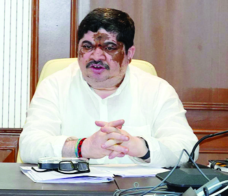 హైదరాబాద్‌,డిసెంబర్‌19 : కేంద్ర క్యాబినెట్‌ నుంచి అమిత్‌ షాను తొలగించాలని మంత్రి పొన్నం ప్రభాకర్‌ డిమాండ్‌ చేశారు. అంబేడ్కర్‌పై చేసిన వ్యాఖ్యలకు ఆయనపై ఎస్సీ, ఎస్టీ కేసులు నమోదు చేయాలన్నారు. రాజ్యాంగ నిర్మాతను భాజపా అవమానిస్తే భారాస ఎందుకు మౌనంగా ఉందని ప్రశ్నించారు. అంబేడ్కర్‌పై భాజపా వైఖరిని కేంద్ర మంత్రులు కిషన్‌రెడ్డి, బండి సంజయ్‌ చెప్పాలని డిమాండ్‌ చేశారు. అదానీ వ్యవహారంలో భారాస వైఖరి ఏంటని ప్రశ్నించారు. అంతకుముందు అసెంబ్లీ ప్రాంగణంలోని అంబేడ్కర్‌ విగ్రహం వద్ద కాంగ్రెస్‌ నాయకులు ధర్నా నిర్వహించారు. టీపీసీసీ చీఫ్‌ మహేశ్‌కుమార్‌ గౌడ్‌ ఆధ్వర్యంలో నిర్వహించిన నిరసన కార్యక్రమంలో మంత్రి జూపల్లి కృష్ణారావు, ఆ పార్టీ ఎమ్మెల్యేలు, ఎమ్మెల్సీలు పాల్గొన్నారు. అమిత్‌ షా క్షమాపణలు చెప్పాలని నేతలు డిమాండ్‌ చేశారు. ఈ సందర్భంగా మంత్రి పొన్నం మాట్లాడుతూ కేంద్ర హోంమంత్రి అమిత్‌ షాపై అట్రాసిటీ కేసు బుక్‌ చేయాలని అన్నారు. అంబేద్కర్‌పై బీజేపీ స్టాండ్‌ ఎంటో అమిత్‌ షా బయట పెట్టారని చెప్పారు. అసెంబ్లీ విూడియా పాయింట్‌లో మంత్రి పొన్నం ప్రభాకర్‌ మాట్లాడారు. అమిత్‌ షా వ్యాఖ్యలపై కేంద్రమంత్రి కిషన్‌ రెడ్డి స్పందించాలన్నారు. స్వాతంత్య ఉద్యమంలో బీజేపీ పాత్రనే లేదని స్పష్టం చేశారు. స్వాతంత్య పోరాటం చేస్తుంటే బీజేపీ నేతలు బ్రిటిష్‌ వారికి తాబేదార్లుగా పని చేశారని మంత్రి పొన్నం ప్రభాకర్‌ విమర్శించారు. అంబేద్కర్‌పై అమిత్‌ షా చేసిన వ్యాఖ్యలను ఖండిస్తున్నానని అన్నారు. అమిత్‌ షా వ్యాఖ్యలు దేశ ప్రజల గుండెలను గాయపరిచిందని చెప్పారు.