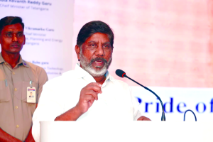 హైదరాబాద్‌, ప్రజాతంత్ర,డిసెంబర్‌ 25: హరిత ఇంధనానికి పెరుగుతున్న డిమాండ్‌ను తీర్చడానికి, జాతీయ స్థాయిలో పెట్టుకున్న లక్షాన్ని అందుకోడానికి, తెలంగాణ ప్రభుత్వం కొత్త క్లీన్‌ అండ్‌ గ్రీన్‌ ఎనర్జీ పాలసీని ప్రతిపాదిస్తుందని డిప్యూటీ సీఎం, ఆర్థిక, ప్రణాళిక, ఇంధన శాఖ మంత్రి భట్టి విక్రమార్క మల్లు అన్నారు. ఈమేరకు బుధవారం ఆయన ఒక ప్రకటన విడుదల చేశారు. దేశంలో అత్యంత వేగంగా అభివృద్ధి చెందుతున్న రాష్ట్రాలలో తెలంగాణ ఒకటి అని, వివిధ రంగాలలో విస్తరించి ఉన్న విభిన్న ఆర్థిక వ్యవస్థను కలిగి ఉందని తెలిపారు. రాష్ట్రం చేపడుతున్న వివిధ అభివృద్ధి కార్యాక్రమాలతో తెలంగాణ గరిష్ట విద్యుత్‌ డిమాండ్‌ 2023-24లో 15,623 మెగావాట్ల నుంచి 2027-28లో 20,968 మెగావాట్లకు, 2034-35లో 31,809 మెగావాట్లకు పెరుగుతుందని తెలిపారు. విద్యుత్‌ అవసరాలు 2023-24లో 85,644 మిలియన్‌ యూనిట్ల నుంచి 2027-28 లో 1,15,347 మిలియన్‌ యూనిట్లకు, 2034-35లో 1,50, 040 మిలియన్‌ యూనిట్లకు చేరుకుం టుందని అంచనా వేస్తున్నట్లు భట్టి విక్రమార్క వివరించారు. తెలంగాణ రాష్ట్రం 2030 నాటికి స్వచ్ఛమైన, స్థిరమైన 20 వేల మెగావాట్ల పునరుత్పాదక ఇంధనాన్ని ఉత్పత్తి చేయాలనే లక్ష్యంతో ముందుకు సాగుతున్నట్లు తెలిపారు. హరిత ఇంధనానికి పెరుగుతున్న డిమాండ్‌ ను తీర్చడానికి, జాతీయ స్థాయిలో పెట్టుకున్న లక్షాన్ని అందుకోడానికి, వొచ్చే జనవరి 3వ తేదీన హైదరాబాద్‌ ఇంటర్నేషనల్‌ కన్వెన్షన్‌ సెంటర్‌ లో పలు భాగస్వాములతో సమావేశం నిర్వహిం చనున్నట్టు తెలిపారు. దేశ, విదేశాల నుంచి ప్రముఖ పారిశ్రామిక వేత్తలు, వివిధ సంస్థల ప్రతినిధులు ఈ సమావేశంలో పాల్గొంటారని డిప్యూటీ సీఎం తెలిపారు.