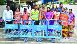 హైదరాబాద్‌, ‌ప్రజాతంత్ర,డిసెంబర్‌ 04: ‌పారిశుధ్య నిర్వహణలో భాగంగా గ్రేటర్‌ ‌హైదరాబాద్‌ ‌మున్సిపల్‌ ‌కార్పొ రేషన్‌ ‌నగరంలో శుభ్రతను మెరుగు పరిచే దిశగా పలు కీలక చర్యలు చేపట్టి ందని మేయర్‌ ‌గద్వాల్‌ ‌విజయలక్ష్మి తెలిపారు. బుధవారం జూబ్లీహిల్స్ ‌సర్కిల్‌లో ఏర్పాటు చేసిన కార్య క్రమంలో ఆమె పారిశుధ్య కార్మికులకు రిక్షాలు, వీల్‌ ‌బారోల్‌/‌పుష్‌ ‌కార్ట్‌లను పంపిణీ చేశారు.ఈ సందర్భ ంగా ఆమె మాట్లాడుతూ... నగర పరిశుభ్రతను మరింత మెరుగు పరిచేందుకు 1500 చెత్త రిక్షాలు (ట్రై సైకిళ్లు) కొనుగోలు చేసి ప్రతి సర్కిల్‌ ‌కు 50 చొప్పున అందించడం జరిగిందన్నారు. అదేవిధంగా 1500 వీల్‌ ‌బారోల్‌/ ‌పుష్‌ ‌కార్ట్ ‌లు కొనుగోలు చేసి ప్రతి సర్కిల్‌ ‌కు 50 వీల్‌ ‌బారోల్‌/ ‌పుష్‌ ‌కార్ట్ ‌లను అందుబాటులో ఉంచామని తెలిపారు. గార్బేజ్‌ ‌వల్నరబుల్‌ ‌పాయింట్స్ ‌వద్ద చెత్తను పారవేయకుండా ఊడ్చిన చెత్త ను నిల్వ చేసి మున్సిపల్‌ ‌వాహనాలకు ఇవ్వడానికి ఇట్టి త్రిచక్ర చెత్త రిక్షాలు మరియు వీల్‌ ‌బారోల్‌ ‌లు పారిశుధ్య కార్మికుల గ్రూపులకు పంపిణీ చేయడం జరుగుతుందని తెలిపారు. వీధుల్లో ఊడ్చే ప్రదేశాల్లో చెత్త సేకరణకు ఈ రిక్షాలు ఉపయోగి ంచడం జరుగుతుందని, జి.వి.పిల తొలగింపులో ఈ రిక్షాలు కీలకపాత్ర పోషిస్తాయని తెలిపారు. అదే విధంగా పారిశుద్ధ్య నిర్వహణను మరింత మెరుగు పరుస్తూ నగరాన్ని శుభ్రంగా ఉంచడంలో సహాయ పడతాయని ఆమె వివరించారు. ఈ కార్యక్రమంలో జూబ్లీహిల్స్ ‌సర్కిల్‌ ‌మెడికల్‌ ఆఫీసర్‌ ‌భార్గవ్‌ ‌నారాయణ, పారిశుద్ధ్య కార్మికులు పాల్గొన్నారు.