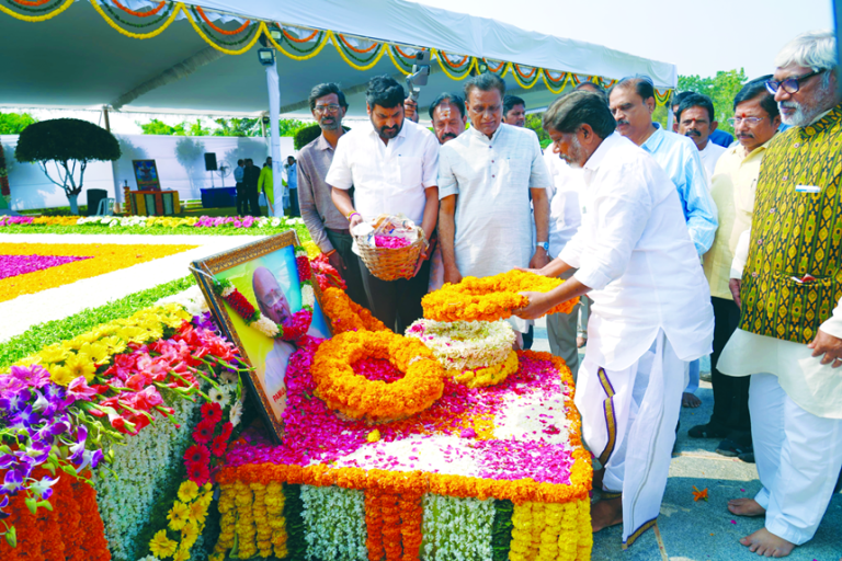 హైదరాబాద్, ప్రజాతంత్ర డిసెంబర్ 23 : దివంగత మాజీ ప్రధాని పీవీ నరసింహారావు తెలంగాణలో పుట్టడం మనందరి అదృష్టమని డిప్యూటీ సీఎం భట్టి విక్రమార్క మల్లు అన్నారు. ఆయన 20 వర్ధంతి సందర్భంగా పివి ఘాట్లో నివాళులు అర్పించిన అనంతరం ఆయన మీడియాతో మాట్లాడారు. పివి వర్ధంతి సందర్భంగా రాష్ట్ర వ్యాప్తంగా కాంగ్రెస్ పార్టీ, రాష్ట్ర ప్రభుత్వం ఆధ్వర్యంలో కార్యక్రమాలు చేపట్టినట్లు తెలిపారు. ముఖ్యమంత్రిగా పీవీ తెచ్చిన భూసంస్కరణలు భారతదేశ చరిత్రలోనే గొప్ప మలుపునకు పునాది వేశాయన్నారు. దేశంలో మొట్టమొదటి మానవ వనరుల శాఖ మంత్రిగా ప్రణాళికబద్ధంగా తెచ్చిన ఆశ్రమ పాఠశాలలు మార్గదర్శకంగా నిలిచాయని తెలిపారు. చిన్నాభిన్నమైన దేశ ఆర్థిక వ్యవస్థను ప్రధానిగా వ్యవస్థను గాడిలో పెట్టేందుకు లిబరలైజేషన్, గ్లోబలైజేషన్ విధానాలతో భారతదేశం ప్రపంచంతో పోటీపడేలా బాటలు వేశారని తెలిపారు. పివి పరిపాలనాదక్షుడే కాదు.. గొప్ప సాహితీవేత్త, సంఘసంస్కర్త అని కొనియాడారు. కాంగ్రెస్ వర్కింగ్ కమిటీలో అనేక నిర్ణయాలు, విధానాలు ఆయన హయాంలో జరిగాయన్నారు. కాంగ్రెస్ పార్టీ అఖిల భారత అధ్యక్షుడిగా గొప్ప సేవలదించారని గుర్తుచేశారు. ఆయన బాటలో నడవడంతోనే మనం పివికి అర్పించే ఘన నివాళి అని అన్నారు.