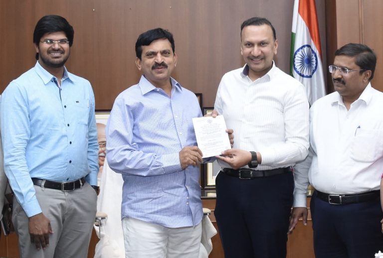 గ‌వ‌ర్న‌ర్ జిష్టుదేవ్ వ‌ర్మ ఆమోదించిన భూ భార‌తి బిల్లు కాపీని గురువారం స‌చివాల‌యంలో మంత్రి పొంగులేటి శ్రీనివాస్‌రెడ్డికి అంద‌జేస్తున్న‌ రెవెన్యూ శాఖ ముఖ్య కార్య‌ద‌ర్శి న‌వీన్ మిట్ట‌ల్