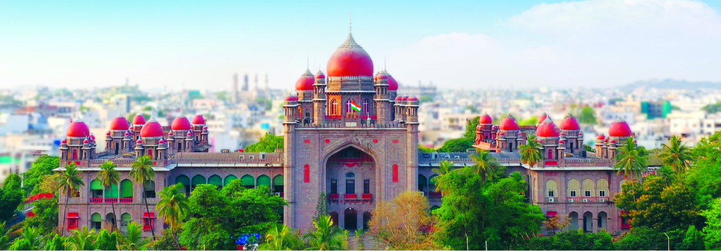 హైదరాబాద్‌, జనవరి 8(ఆర్‌ఎన్‌ఎ): ‌బీఆర్‌ఎస్‌ ‌వర్కింగ్‌ ‌ప్రెసిడెంట్‌ ‌కేటీఆర్‌కు తెలంగాణ హైకోర్టులో మ‌రోసారి చుక్కెదురయ్యింది. ఎసిబి విచారణలో లాయర్‌ను అనుమతించేది లేదని స్పష్టం చేసింది. అయితే లాయర్‌ ‌కనుచూపు మేరలో ఉండేలా మాత్రం హైకోర్టు అనుమతించింది. కేటీఆర్‌ ‌వేసిన లంచ్‌ ‌మోషన్‌ ‌పిటిషన్‌పై బుధవారం మధ్యాహ్నం 4 గంటలకు ధర్మాసనం విచారణ చేపట్టింది. ఫార్ములా-ఈ కార్‌ ‌రేస్‌ ‌వ్యవహారంలో ఏసీబీ నమోదు చేసిన కేసు విచారణలో తనతోపాటు న్యాయవాది ఉండాలంటూ కేటీఆర్‌ ‌కోరడాన్ని కోర్టు ఆక్షేపించింది. కేటీఆర్‌తో పాటు లాయర్‌ ఉం‌డేందుకు హైకోర్టు నిరాకరించింది. విచారణ సమయంలో లాయర్‌తో కలిసి కూర్చునే అవకాశం లేదని స్ప‌ష్టం చేసింది. సీసీ టీవీ పర్యవేక్షణ లేదా కేటీఆర్‌ ‌కనిపించేంత దూరంలో న్యాయవాది ఉండేందుకు అనుమతిచ్చింది. ఏసీబీ అధికారులు విచారణ చేస్తున్నప్పుడు న్యాయవాది రాంచందర్‌రావు విజిబుల్‌ ‌డిస్టెన్స్‌లో ఉండేందుకు హైకోర్టు అంగీకరించింది. నేరుగా కేటీఆర్‌ ‌పక్కన విచారణలో పాల్గొనేందుకు నిరాకరించింది. రేపు ఏసీబీ అధికారుల ఎదుట విచారణకు హాజరుకావాలని కేటీఆర్‌కు హైకోర్టు ఆదేశాలు జారీ చేసింది. విచారణపై అభ్యంతరాలు ఉంటే మళ్లీ కోర్టుకు రావొచ్చని తెలిపింది. విచారణ సందర్భంగా న్యాయమూర్తికి కేటీఆర్‌ ‌వెంట వెళ్లే లాయర్‌ ‌పేరును న్యాయవాది ప్రభాకర్‌ ‌రావు తెలిపారు. కేటీఆర్‌ ‌వెంట మాజీ అడ్వకేట్‌ ‌జనరల్‌ ‌జే రామచంద్రరావు వెళ్తారని న్యాయమూర్తికి తెలిపారు. కేటీఆర్‌కు కనిపించే దూరంలో న్యాయవాది ఉంటారని జడ్జి చెప్పారు. కేటీఆర్‌ను ఒక గదిలో, లాయర్‌ను ఒక గదిలో కూర్చోబెట్టి.. విచారణ కనిపించేలా చర్యలు తీసుకోవాలని కోర్టు ఏఏజీకి సూచించింది. లైబ్రరీ విండో నుంచి కేటీఆర్‌ ‌విచారణను చూడొచ్చని ఏఏజీ కోర్టుకు తెలిపారు. ఇక కేటీఆర్‌ ‌విచారణను ఆడియో, వీడియో రికార్డు చేయాలని ఆయన తరపు న్యాయవాది కోర్టును కోరారు. ఇందుకు హైకోర్టు నిరాకరించింది. సీసీటీవీ పర్యవేక్షణలో కేటీఆర్‌ను విచారించాలని కోర్టు ఆదేశించింది.