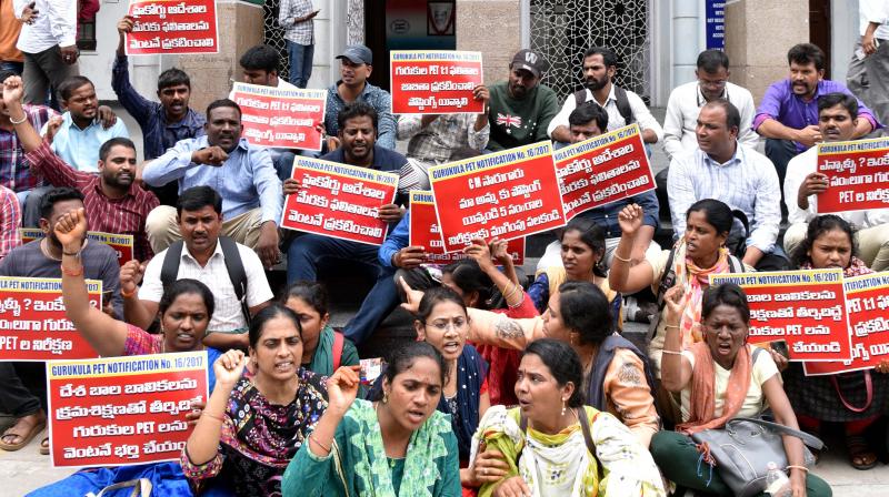 కొలువుల కోసం “కాంగ్రెస్ “పై కోటి ఆశలతో నిరుద్యోగులు! మన దేశంలో మిగతా రాష్ట్రాలు భౌగోళికంగా ఏర్పడితే, తెలంగాణ ఒక భావోద్వేగా రాష్ట్రం,కదిలిస్తే ఇక్కడ అమరవీరుల తల్లుల కన్నీళ్లు కన్పిస్తాయి.నీళ్లు,నిధుల కోసం నాయకులు కొట్లాడితే కొలువులే కొలమానంగా తొలి నుండి తుది తెలంగాణ ఉద్యమంలో కొట్లాడింది విద్యార్థులే.తెలంగాణ వొస్తే కోరుకున్న కొలువు వొస్తదని,గొప్పగా బతుకుతాం అని విద్యార్థులు తమ జీవితాలని లెక్క చేయకుండా,ప్రాణాలని పణంగా పెడితే ఆ త్యాగల పునాదులపై తెలంగాణ పురుడుపోసుకున్నది.తెలంగాణ రాష్ట్రము ఏర్పడితే తొలి ఫలితం విద్యార్థులకే దక్కాలి,అది వారి హక్కు కూడా.కానీ ఈ పదేండ్లలో సొంత రాష్ట్రంలో ఉద్యోగాల భర్తీ విషయంలో నిరుద్యోగుల నిరాశ,అసంతృప్తి,అందోనళ నను ప్రభుత్వం అర్ధం చేసుకొవాలి.ప్రజా ప్రభుత్వం ఉద్యోగాల భర్తీనీ అత్యంత ప్రాధాన్యత అంశంగా పరిగణించి, ఉద్యోగాల భర్తీ వైపు అడుగులు పడాలని నిరుద్యోగులు ప్రజాప్రభుత్వాన్ని వేడుకుంటున్నారు. కాంగ్రెస్ పార్టీ మేనిఫెస్టోతో మళ్ళీ చిగురించిన ఆశలు? కాంగ్రెస్ ప్రజా ప్రభుత్వ ఏర్పాటులో నిరుద్యోగులదే కీ రోల్ అని ప్రభుత్వ ఏర్పాటు తర్వాత కూడా ప్రభుత్వం గుర్తించడం నిజంగా గొప్ప విషయం,ఇది నిరుద్యోగుల గౌరవాన్ని పెంచింది.ముఖ్యమంత్రి రేవంత్ రెడ్డి పదే పదే మాది నిరుద్యోగుల ప్రభుత్వం అని, మా ప్రజా ప్రభుత్వం నిరుద్యోగుల భాధలు,సమస్యలు వినడానికి సిద్ధంగా ఉన్నదని ప్రకటించడం అంటే ప్రభుత్వం ఉద్యోగాల భర్తీపై సీరియస్ గా ఉందనే విశ్వాసాన్ని నిరుద్యోగులకి కల్పించారు.కాంగ్రెస్ పార్టీ తన మేనిఫెస్టోలో పెట్టిన 2లక్షల ఉద్యోగాలు,జాబ్ క్యాలెండరు అనేది ఒక సంచలనం.పెండింగ్ లో ఉన్న ఉద్యోగాలని శరవేగంగా భర్తీ చేసి కొత్త సంవత్సరంలో పకడ్బoదిగ జాబ్ క్యాలెండరు అమలు చేసే దిశగా ప్రజా ప్రభుత్వం అడుగులు పడుతున్నాయి.టీజీపిఎస్సీ చైర్మన్ పదవి కాలం పూర్తి కాకముందే కొత్త ఛైర్మన్ ని నియమించడం మంచి పరిణామం.కోచింగ్ సెంటర్ల దోపిడీ నుండి గ్రామీణ పేద విద్యార్థలకీ విముక్తి కల్పించి, తల్లిదండ్రులకి లక్షల రూపాయల కోచింగ్ ఫీజు భారం తగ్గించేలా అంబేడ్కర్ నాలెడ్జ్ సెంటర్ ప్రతి నియోజకవర్గంలో ఏర్పాటు చేస్తాం అని ప్రభుత్వం ప్రకటించింది.ప్రస్తుత జాబ్ క్యాలెండర్ అమలుకు ముందే అంబేడ్కర్ నాలెడ్జ్ సెంటర్లని ఏర్పాటు చేసి అనుభవజ్ఞ్యులైన అధ్యాపకుల చేత ఖరీదైనా కోచింగ్ ని ఉచితంగా అందించడంతో పాటు వసతి సౌకర్యం కల్పించాలి. నిరుద్యోగులకి ఇచ్చిన ప్రతి హామీని నిరవేర్చాలి? నిరుద్యోగుల బాధలను స్వయంగా చూడటానికి కాంగ్రెస్ అగ్ర నాయకుడు రాహుల్ గాంధి అశోక్ నగర్ వొచ్చి, నిరుద్యోగుల బాధలను కళ్లారా చూసి చలించిపోయి మా ప్రజా ప్రభుత్వం అధికారంలోకి వొచ్చిన వెంటనే 2లక్షల ఉద్యోగాల భర్తీ చేస్తుందని ఇది నా గ్యారెంటీ అని హామీ ఇవ్వడంతో, నిరుద్యోగులు ప్రజా ప్రభుత్వంపై పూర్తి విశ్వాసంతో మళ్ళీ పుస్తకాలని పట్టుకున్నారు.తమ జీవితం ఆగమైపోయిందని అనుకున్న నిరుద్యోగులలో జాబ్ క్యాలెండరు,2లక్షల ఉద్యోగాల హామీ ఆనందాన్ని ఇచ్చింది.యేండ్లకేండ్లు ఉద్యోగాల భర్తీ జరగకుండా, ఇచ్చిన ప్రతి నోటిఫికేషన్ కోర్ట్ మెట్లు ఎక్కకుండా, ఎటువంటి పొరపాట్లు లేకుండా, స్పష్టంగా జాబ్ క్యాలెండరులో పెట్టిన తేదీల ప్రకారం వేగంగా ఉద్యోగాలని భర్తీ చేయాలి.అదేవిధంగా నిరుద్యోగులకి ఇచ్చిన మాట ప్రకారం నిరుద్యోగభృతి 4000 రూపాయలని వెంటనే ప్రభుత్వం అందివ్వాలి. ప్రభుత్వం తండ్రిలా నిరుద్యోగబిడ్డలకి గౌరవప్రదమైన జీవితం దక్కేలా భరోసా కల్పించడం అనేది ప్రభుత్వం బాధ్యత. అప్పులతో నిరుద్యోగుల జీవితాలని ముడిబెట్టడం న్యాయమేనా? నిరుద్యోగులంటే అంత చిన్నచూపా, అవమానకారంగా అప్పులతో నిరుద్యోగుల జీవితాలని తీసిపడేయడం ఇది ఏ విధంగా ప్రజా ప్రభుత్వ గౌరవాన్ని పెంచుతుంది. మేం ఎన్నో కలలు కన్నాం, కాంగ్రెస్ ప్రజా ప్రభుత్వం అధికారంలోకి వొస్తే 2లక్షల ఉద్యోగాలని,జాబ్ క్యాలెండరు ద్వారా భర్తీ చేస్తుందని అనుకున్నాం.ప్రస్తుత ప్రభుత్వ పెద్దలు 10యేండ్లు అధికారంలో లేరు తప్పకుండ వారికి మా బాధలు తెలుసు కాబట్టి ఉద్యోగాల భర్తీనే ప్రధాన ఎజెండాగా ప్రజా ప్రభుత్వం శరవేగంగా కొలువుల భర్తీ చేయాలనీ నిరుద్యోగులు ప్రభుత్వాన్ని ప్రార్ధిస్తున్నారు.అంతేకాని అప్పులతో నిరుద్యోగుల జీవితాలని ముడివేయడం నిజంగా బాధాకరం.ప్రస్తుతం ఉన్న అప్పులు గత ప్రభుత్వం చేసిన అప్పులే,అయినా అప్పటి ప్రభుత్వం మీద ఉద్యోగాలు భర్తీ చేయడం లేదు అని ప్రస్తుత ప్రభుత్వ పెద్దలు పోరాడారు కదా,కొట్లాడారు కదా?అప్పుడు మీరు అప్పులుతో ఉద్యోగాలని ఏందుకు ముదిపెట్టలేదు?మేనిఫెస్టోలో పెట్టిన రెండు లక్షల ఉద్యోగాలని భర్తీ చేయాలనీ నిరుద్యోగులంతా ప్రభుత్వాన్ని వేడుకుంటున్నారు. నిరుద్యోగమే లేని తెలంగాణ కోసం ప్రభుత్వం కృషి చేయాలి ఎప్పటికప్పుడు ఖాలీ అయ్యే ప్రతి ఉద్యోగాన్ని ముందు రోజు వరకే ఆ ఉద్యోగం భర్తీ అయ్యేలా ప్రభుత్వం కృషి చేయాలి.ప్రభుత్వ ఉద్యోగాలు పరిమితంగానే ఉంటాయి కాబట్టి ప్రభుత్వం ప్రయివేట్ ఉద్యోగాల భర్తీపై ప్రత్యేకంగా దృష్టిసారించాలి.తెలంగాణ బిడ్డలకి ఉద్యోగాలు ఇచ్చే కంపెనీలకు ప్రభుత్వం రాయితీలని, ప్రోత్సహాకాలని అందించాలి. తెలంగాణ రాష్ట్రం ఏర్పడ్డదే నియామకాల కోసం కాబట్టి, ప్రయివేటు ఉద్యోగాలలో 75% ఉద్యోగాలు స్థానికులకి దక్కేలా ప్రభుత్వం చట్టం తీసుకురావాలి.పరిశ్రమలకి కావాల్సింది నైపుణ్యం ఉన్న మానవ వనరులే కాబట్టి పరిశ్రమలకి అవసరమయినా సాంకేతిక నైపుణ్యలని ప్రభుత్వమే అందివ్వాలి.పరిశ్రమలు కోరుకుంటున్న, పారిశ్రామిక అవసరాలు తీర్చేలా విద్య వ్యవస్థని మార్చాలి.అదేవిధంగా బిజినెస్ చేసుకునేందుకు తెలంగాణ బిడ్డలకి ఉదారంగా రుణాలు ప్రభుత్వం అందించినప్పుడే కొలువుల తెలంగాణ అవతరిస్తుంది. -:శ్రవణ్ కుమార్ నల్ల నిరుద్యోగి