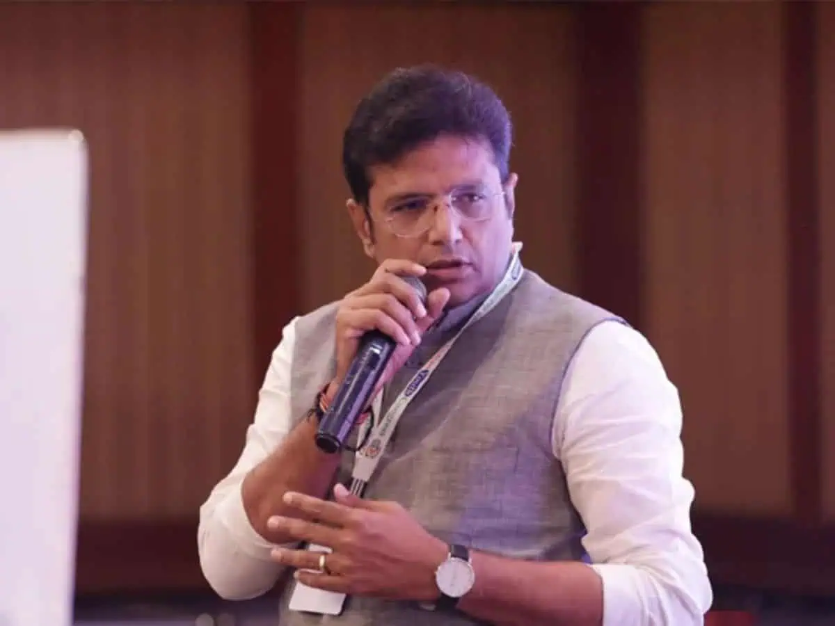 Minister Sridhar Babu in a discussion on law and order