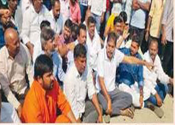 కానిస్టేబుల్ ను నిలదీసిన బీఆర్ఎస్, బీజేపి