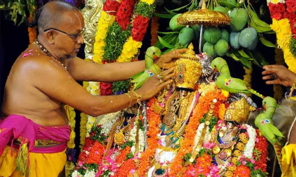 పట్టాభిషిక్తుడైన రాములోరు