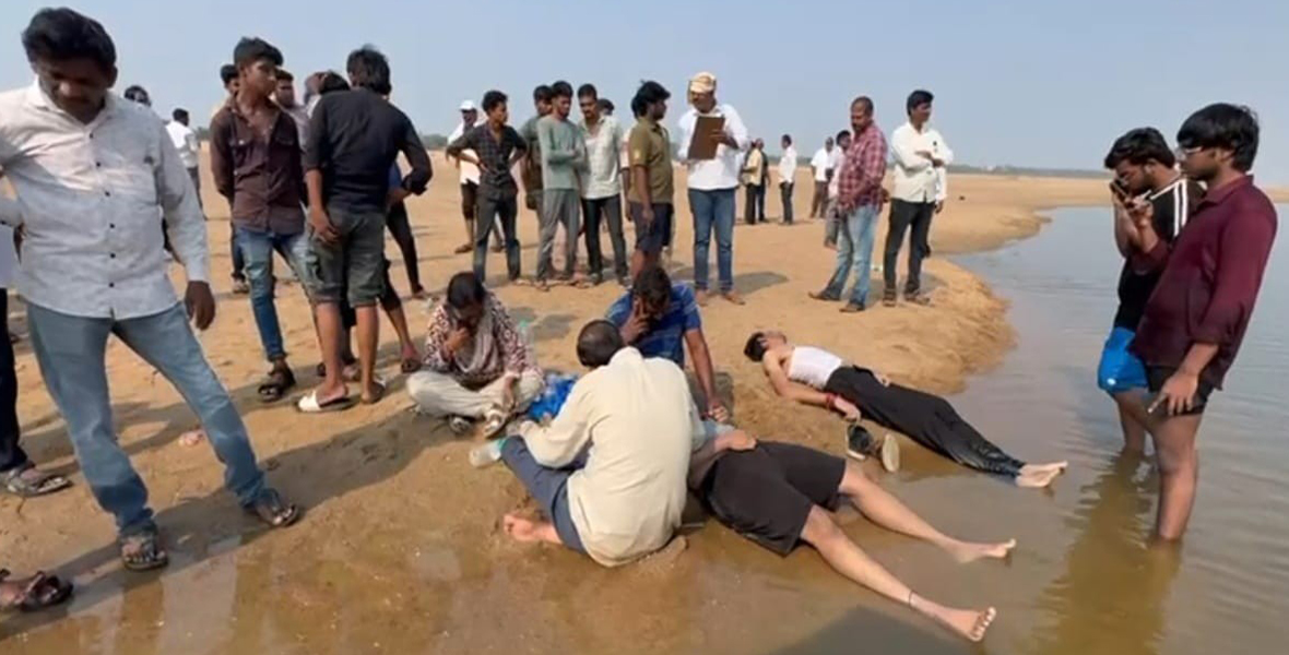 గోదావరిలో ఐదుగురు యువకుల గల్లంతు