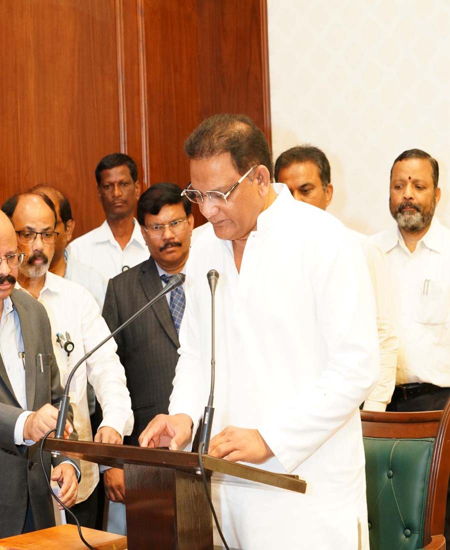 ఎమ్మెల్సీలుగా అజార్, కోదండరాం ప్రమాణస్వీకారం