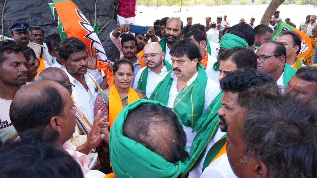 ధాన్యం కొనుగోళ్లలో ప్రభుత్వ నిర్లక్ష్యం