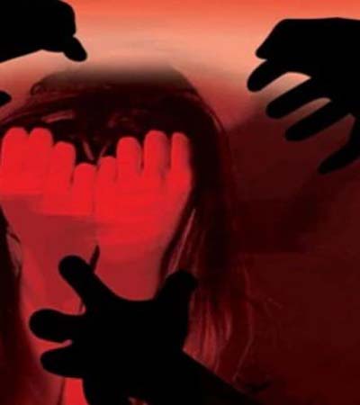 అర్థరాత్రి పోలీస్‌ ‌కార్యాలయం ముందే దారుణం