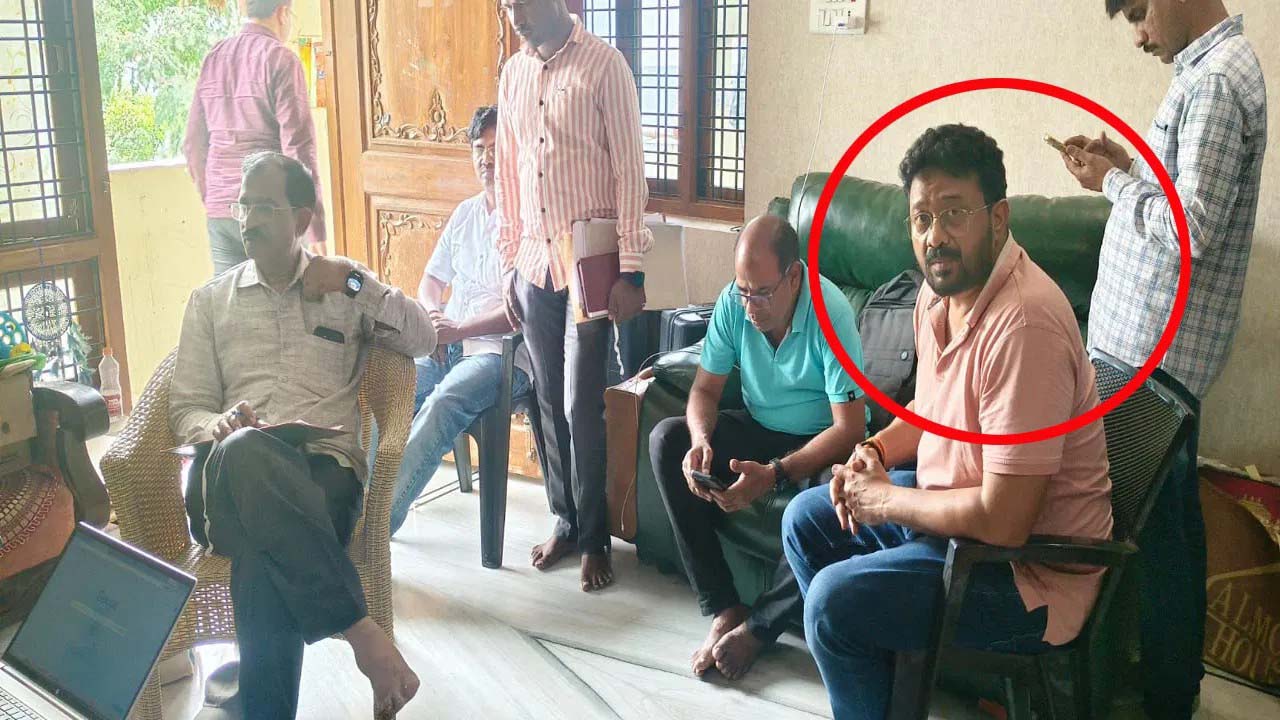 యూఎల్‌సీ డిప్యూటీ కలెక్టర్ నివాసాల్లో ఏసీబీ తనిఖీలు
