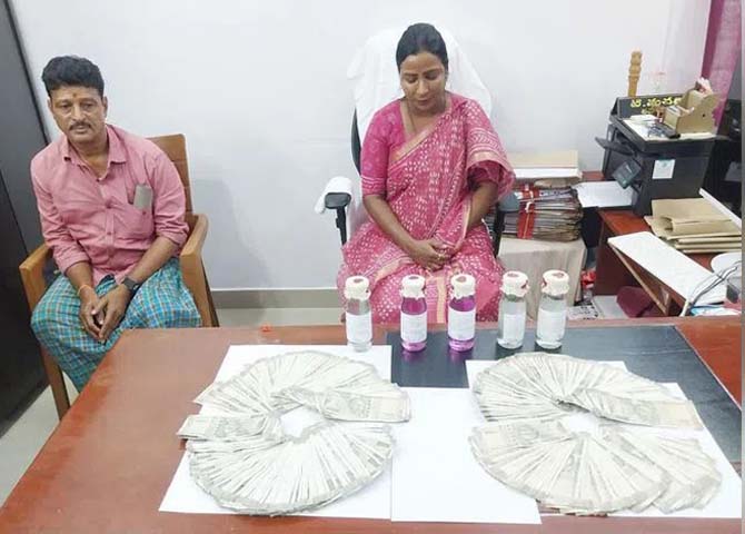 ఏసీబీ వలలో అవినీతి చేపలు