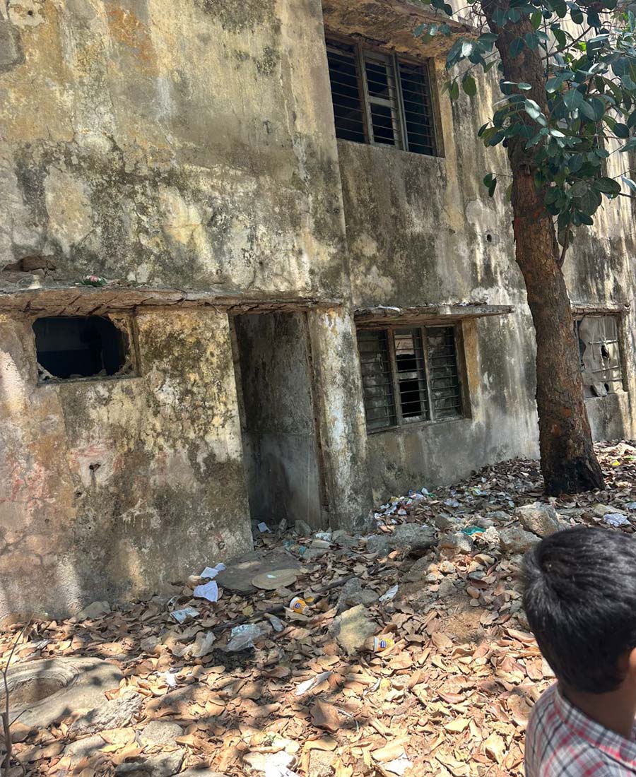 ఆవిర్భావ దిన సంబరాల వేళ‌ విరుద్ధ చిత్రాలు