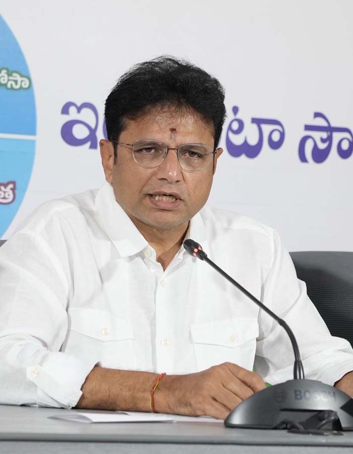 సీఎం చెప్పిందేమిటి.. మీరు మాట్లాదేమిటి?